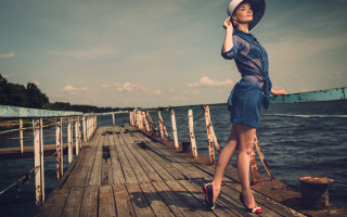 Woman pier cellphone hat sunglasses - a hat and sunglasses free wallpaper