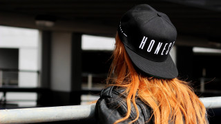 Woman red hair black hat - product photo free wallpaper