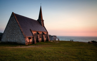 Church steeple grassy hill ocean - de hirsh margule free wallpaper