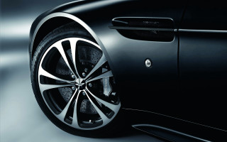 Car wheel closeup black white - photorealism free wallpaper