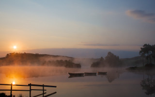 Misty lake sunset trees city - a few boat free wallpaper