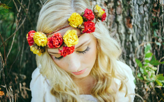 Blonde woman flower crown portrait - a flower crown free wallpaper