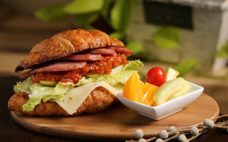 Sandwich meat cheese vegetables wooden - byeon sangbyeok free wallpaper