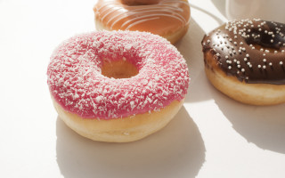 Donuts coffee white table pastel - a white table next free wallpaper