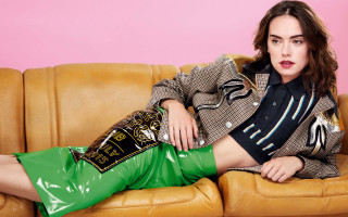 Woman couch greenbag pinkwall maximalism 2 - a pink wall behind her free wallpaper