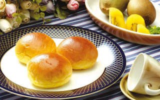 Plate rolls fruit flowers table - food photography free wallpaper