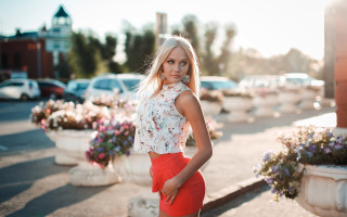 Woman flower pot portrait fashion - anna hotchkis free wallpaper