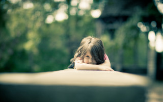 Girl park serious bokeh depthwater - a little girl free wallpaper