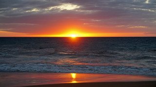 Sunset ocean waves beach dawn 4 - the beach in the foreground free wallpaper