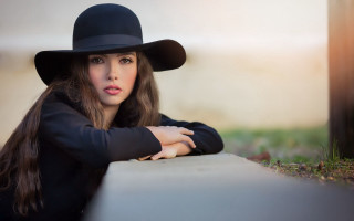 Woman hat portrait brown eyes - her arm free wallpaper