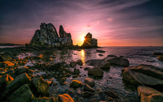 Sunset rocky beach formation water 2 - a sunset over a rocky beach free wallpaper
