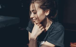 Woman sitting side profile blurry - her chin free wallpaper