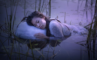 Woman laying water pillow dreamlike - a pillow free wallpaper