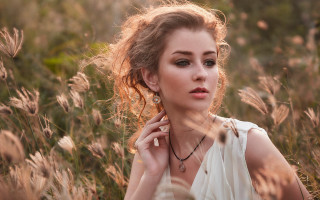 Woman field blowing hair jewelry - a diamond free wallpaper