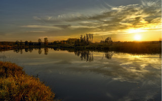 Lake sunset clouds grassy bank - a sunset in the background free wallpaper for desktop