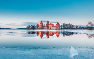 Castle lake ice blue sky - the middle of a lake free wallpaper