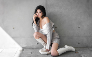Woman white outfit crossed legs - fei danxu free wallpaper