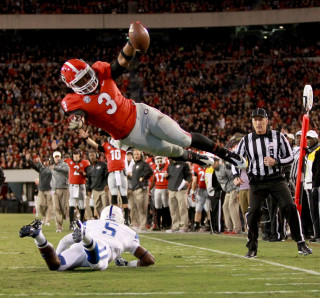 Football player diving catch referee - free sports wallpaper