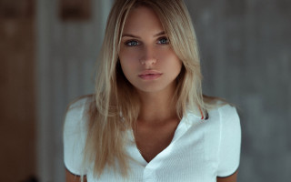 Blonde woman white shirt portrait - perfect eye free wallpaper