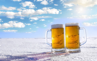 Beer mugs snow blue sky 2 - winter free wallpaper for desktop