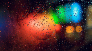 Blurry traffic light rain window - a microscopic photo free wallpaper