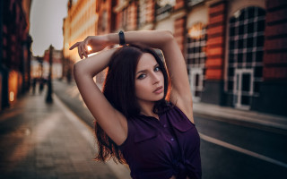 Woman purple shirt street corner - a street corner free wallpaper