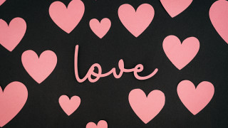 Black pink hearts love typographic - free love wallpaper