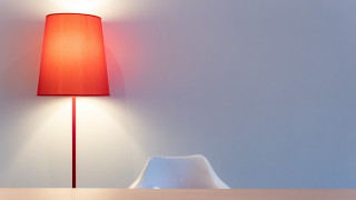 Red lamp wooden table white - diffuse free wallpaper