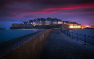 Cityscape night long exposure water - rich moody colour free wallpaper