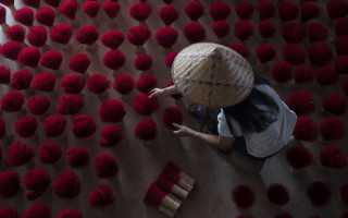 Woman kneeling red yarn straw - chiharu shiota free wallpaper