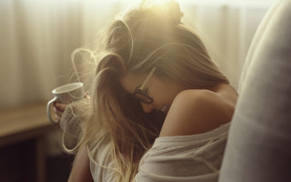 Woman couch cup hair dryer - a cup free wallpaper