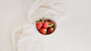 Bowl strawberries white cloth top - a white cloth free wallpaper