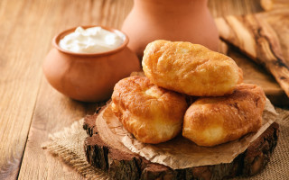 Bread creamcheese vase woodentable pile - food photography free wallpaper