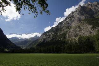 Grassy field mountains clouds sky 2 - a grassy field free wallpaper