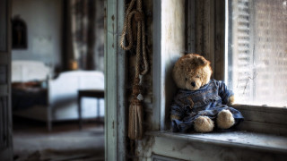 Teddy bear window sill room 2 - a teddy bear free wallpaper for desktop