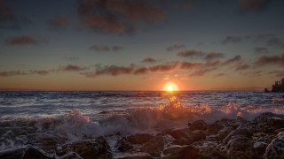 Sunset ocean waves lighthouse cloudy - wave free wallpaper