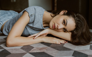 Woman lying bed chest eyes - eye contact free wallpaper