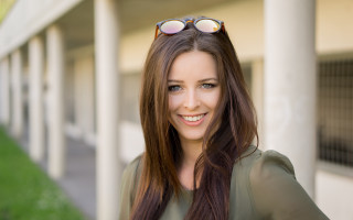 Eszter mattioni portrait building blurry - sunglass free wallpaper
