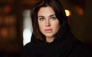 Woman blueeyes blackcoat serious portrait - anna hotchkis free wallpaper