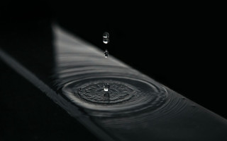 Water drop black and white - abstract illusionism free wallpaper