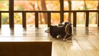 Camera chain sunset indoors blurry - a wooden table free wallpaper