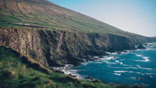 Cliff train ocean hill road - a grassy hill free wallpaper