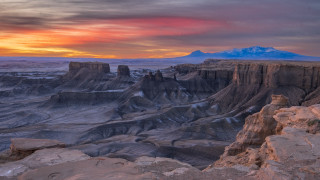 Mountain range sunset foreground snow - mountain in the distance free wallpaper