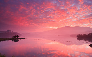 Lake pink sky mountains boat - bian jingzhao free wallpaper