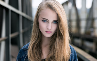 Woman blueeyes denim jacket portrait - de stijl free wallpaper