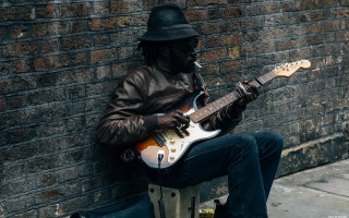 Man sitting guitar smoking hat - his mouth free wallpaper