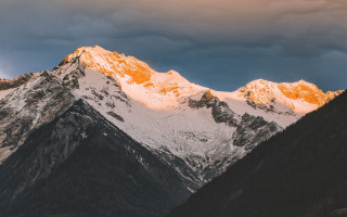 Mountain range clouds snow capped 2 - a mountain range free wallpaper