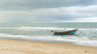 Shore waves boat beach cloudy - the shore of the ocean free wallpaper