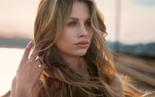 Eszter mattioni beach wind blonde - the wind free wallpaper
