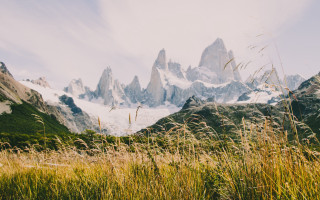 Grassy field mountains clouds tilt 2 - a grassy field free wallpaper
